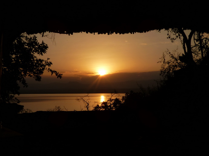 Kenia  Lake Baringo Island Camp sundowner with Gin  