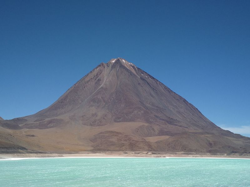 Laguna  Verde Vulcano Licancabur  5920 m und Salzsee Laguna Verde 4300 m  Laguna  Verde Vulcano Licancabur  5920 m und Salzsee Laguna Verde 4300 m