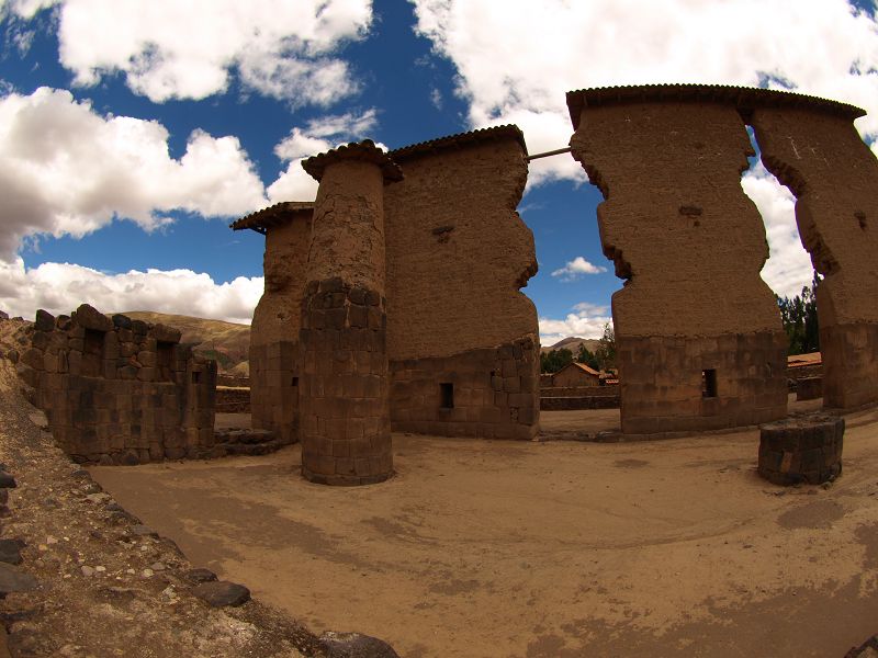 Iglesia La Raqiu Ruine  des Wiraqocha-Tempel in Raqui 12 m hohen Mauer