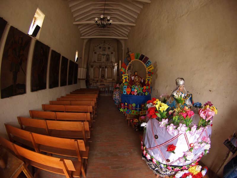 Iglesia La Raqiu Ruine  des Wiraqocha-Tempels in Raqui 12 m hohen MauerIglesia La Raqiu Ruine  des Wiraqocha-Tempels in Raqui 12 m hohen Mauer Engel Zakiel Angel