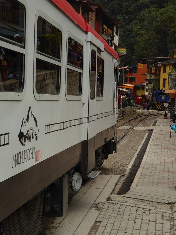 Aquas Calientes   im Urubambatal Mittendurch die Bahnschienen der Perurail