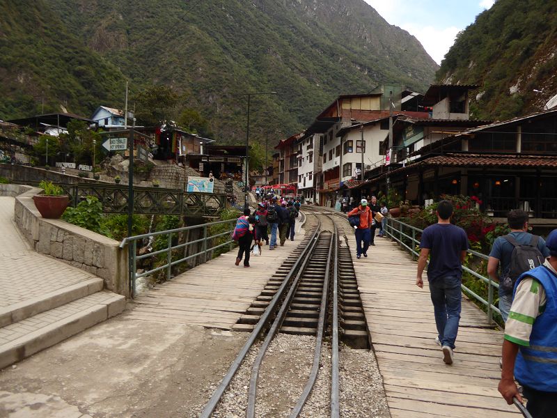 Aquas Calientes   im Urubambatal Mittendurch die Bahnschienen der Perurail