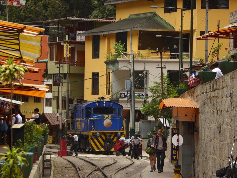 Aquas Calientes   im Urubambatal Mittendurch die Bahnschienen der Perurail