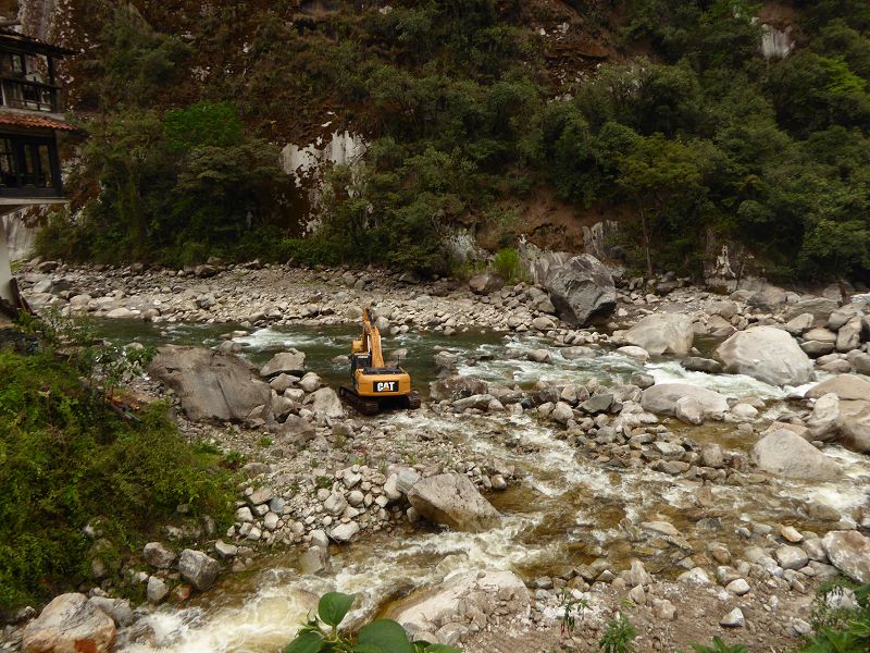 Fluss urubamba mit Bagger 