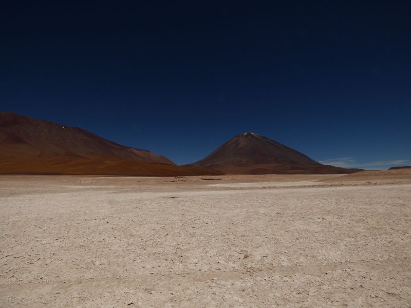 Laguna  Verde Vulcano Licancabur  5920 m und Salzsee Laguna Verde 4300 m