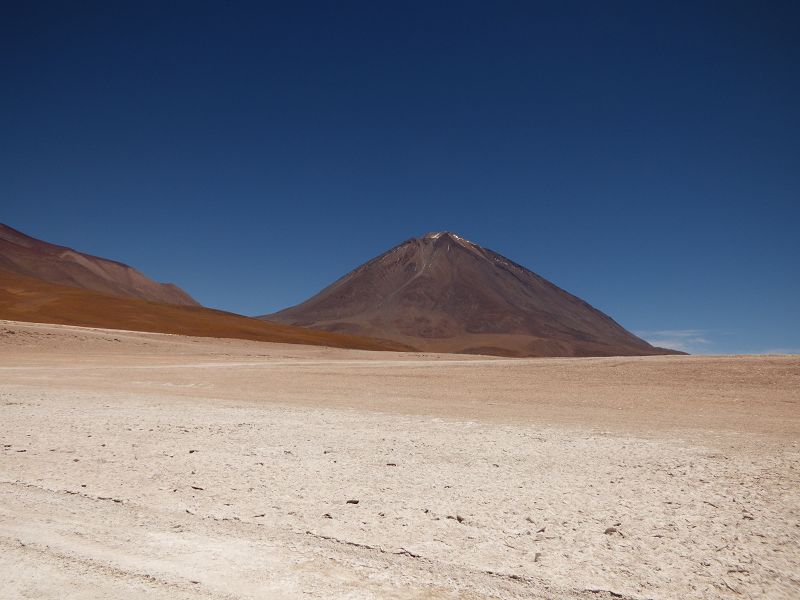 Laguna  Verde Vulcano Licancabur  5920 m und Salzsee Laguna Verde 4300 m