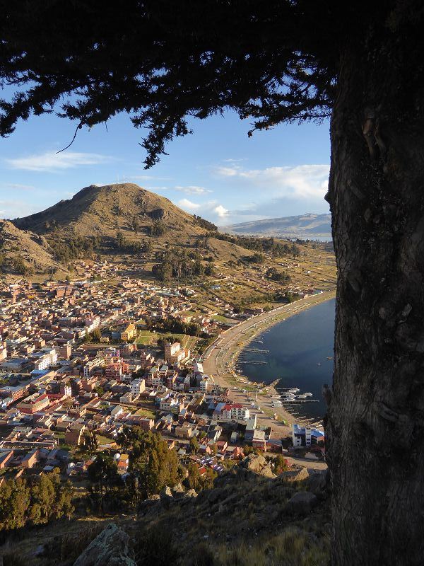 Bolivien  Copacabana  Lago Titicaca Titicacasee Aufstieg zum Kalvarienberg Cerro Calvario Wallfahrtsziel. 3.966 m hoher Hügel