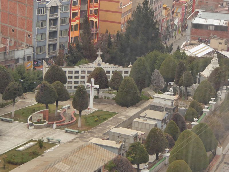 La Paz mit Seilbahn über Friedhof  Teleferico Doppelmayr rot nach el alto
