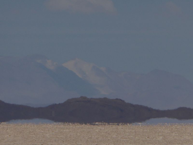 Uyuni Salzstrasse Saltroad Betonsalt Betonharte Piste Berge als Fata Morgana