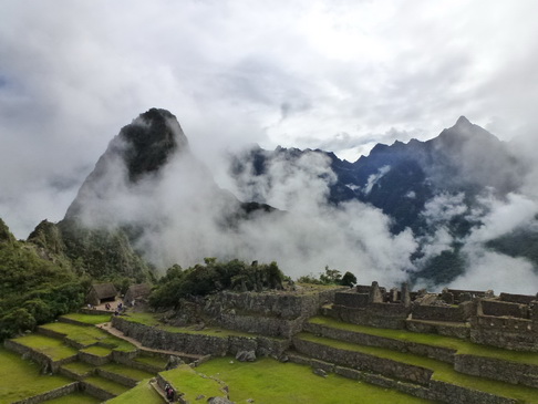 Aguas Calientes Sumaq Machu Picchu walls and mountains dschungel