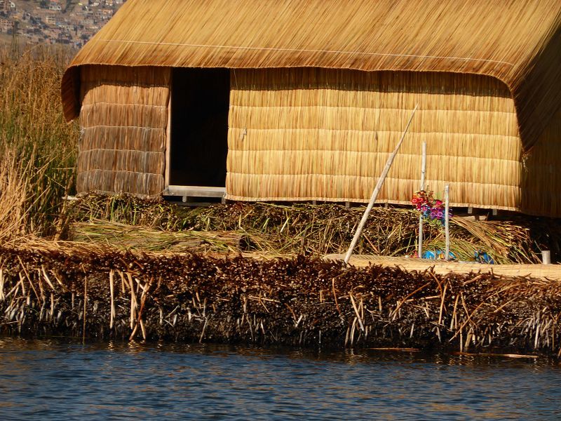 schilfinseln uros Schilf Titicacasee Haeuser auf der insel Urosindianer