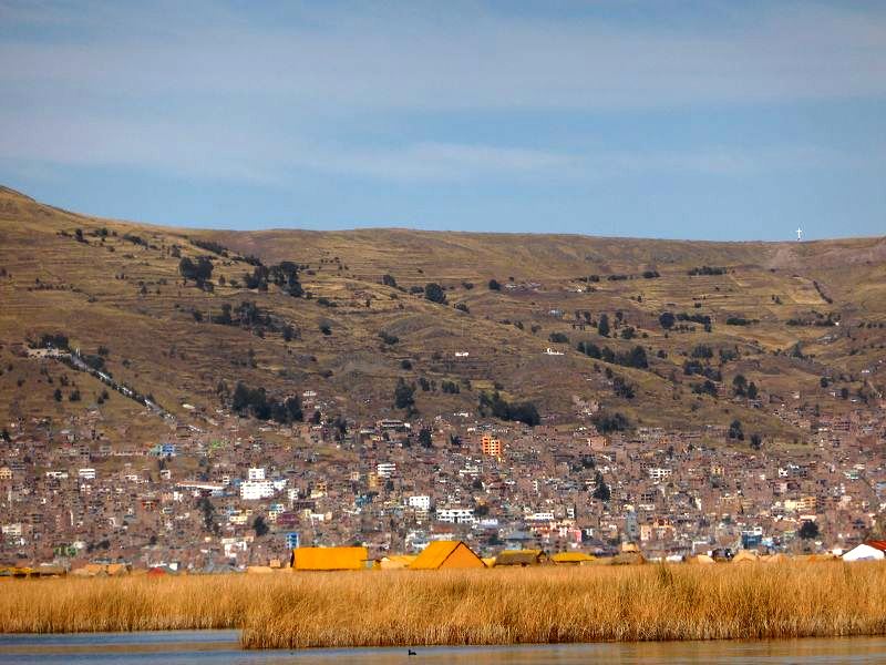 Schilfboot Uros Indianer Blick auf PUNO