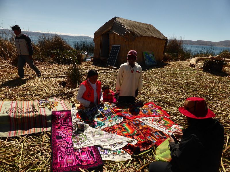 Peru Puno Lago Titicaca Titicacasee  schilfkinder UrosPeru Puno Lago Titicaca Titicacasee schilfkinder Uros stikkereien urosindianer