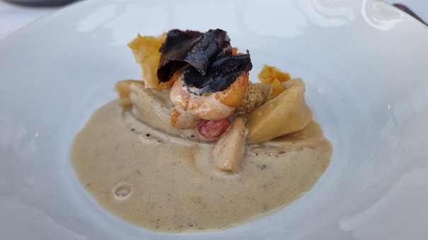 Glasiertes Kalbsbries Erdbeere Bottarga Gefflügel Ravioli Schwarzer trüffel