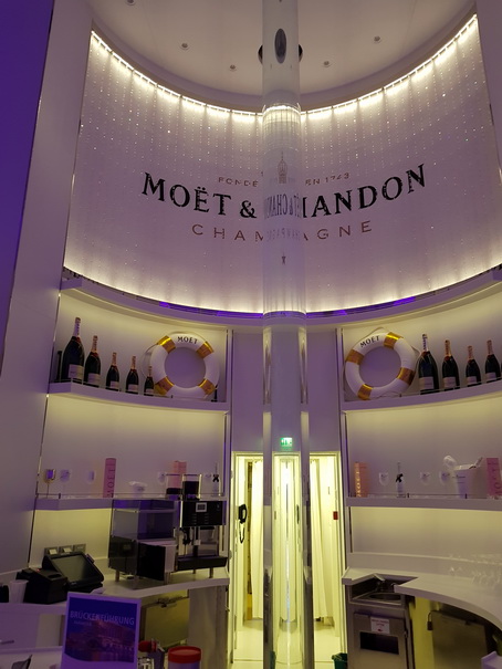 moet & Chandon Spraybar 