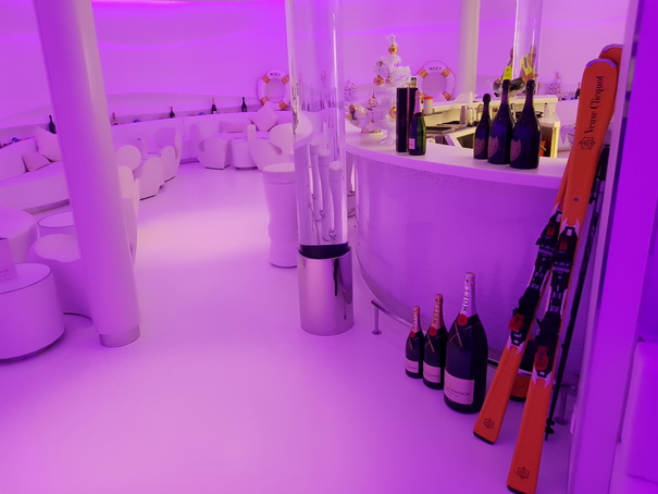 moet & Chandon Spraybar 