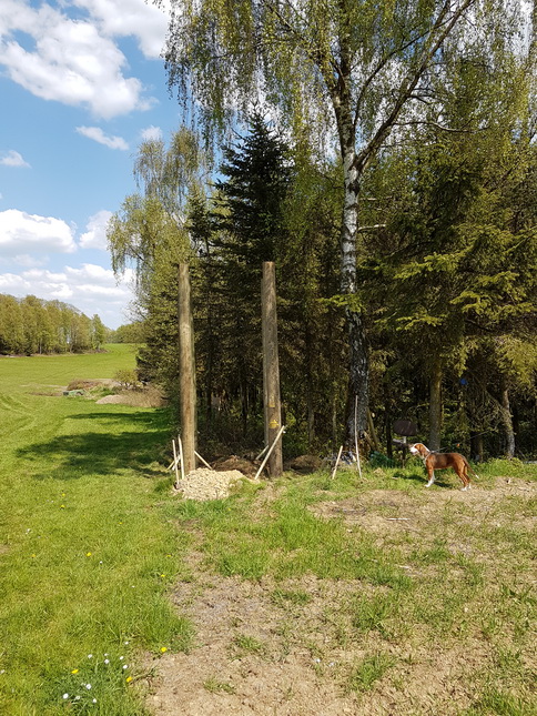 Hochsitzaktion Zwergstall mit Telegrafenmasten in Beton 