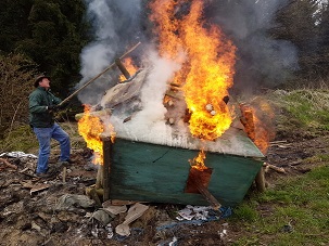 Hochsitzaktion Zwergstall mit Telegrafenmasten in Beton