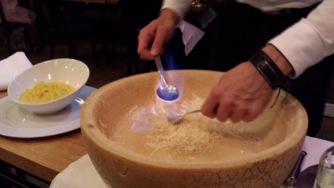 Hausgemachte Tagliatlini im Parmesanleib flambiert mit frischen Trüffeln 