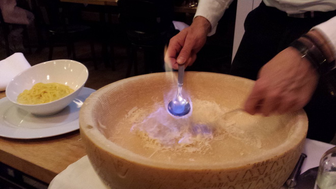 Hausgemachte Tagliatlini im Parmesanleib flambiert mit frischen Trüffeln 