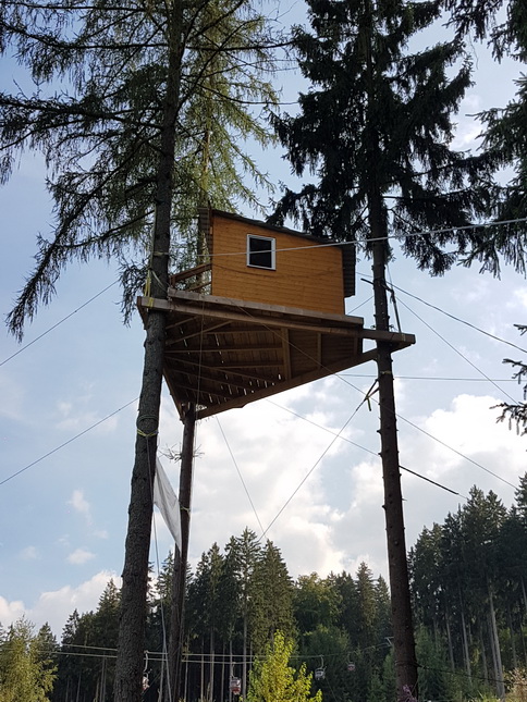 Ochsenkopf Klettergarten Mit Bierzeltgarnitur in der Luft    Baumhaus daneben