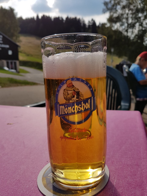 Mattenschanze Skispringen im Sommer mit Mönchhof Bier