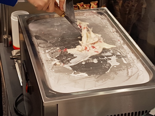 machen erstaunliche Eisdesserts zu Hause Gebratene Eismaschine Teppanyaki Eisplatte Eis Instant Ice Cream Rolls Maker mit 2 Spateln Eiscreme Rollen Platte f/ür gefrorenen Joghurt Sorbet Gelato