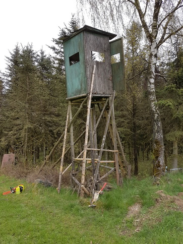 Hochsitzaktion Zwergstall mit Telegrafenmasten in Beton