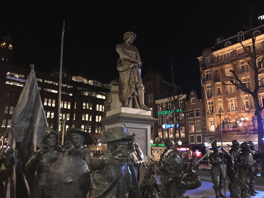 Amsterdam Nachtwache  Nachtwache in Form eines begehbaren Gemäldes Rembrandtplein: Originelles Rembrandt-Denkmal 