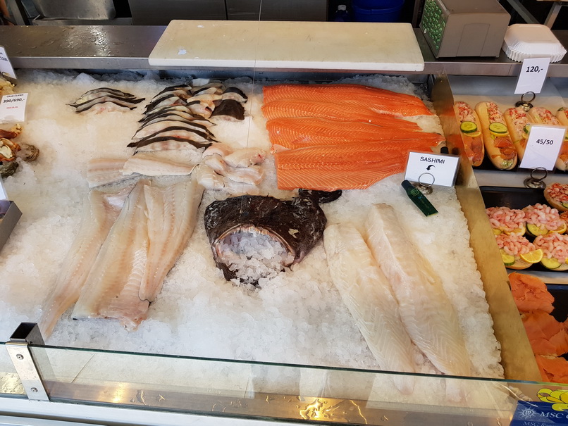 Bergen Fischmarkt  Torget Königskrabbe, Wal, Hummer und Muscheln Lachs 