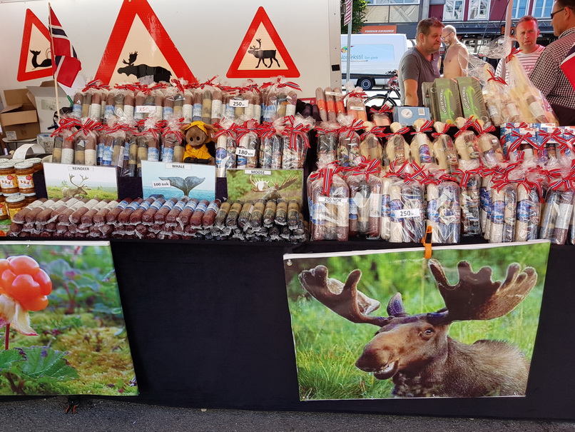 Bergen Fischmarkt  Torget Königskrabbe, Wal, Hummer und Muscheln Lachs 