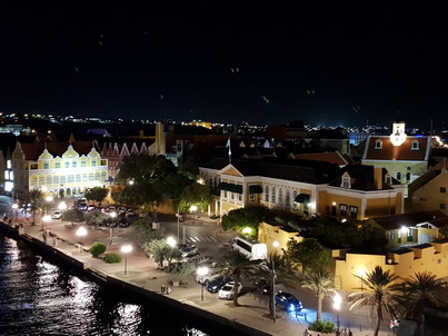   Curacao Willemstad Auslaufen mit Musik vom Pier Curacao Willemstad Auslaufen mit Musik vom Pier 