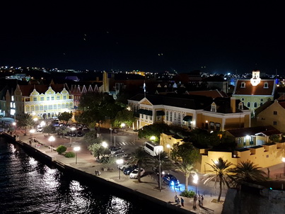   Curacao Willemstad Auslaufen mit Musik vom Pier Curacao Willemstad Auslaufen mit Musik vom Pier 