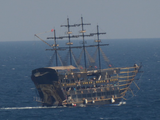 Antalya Tuerkische Riviera Hafen Zentrum Piratenschiff Yachthafen 
