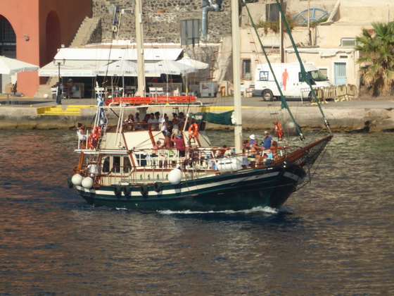 Santorini Santorin Nea Kameni Einfahrt in die Caldera mit dem Schiff Megalochori