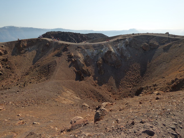 Santorini Santorin Nea Kameni Vulkanwanderung SChwefelgase treten aus