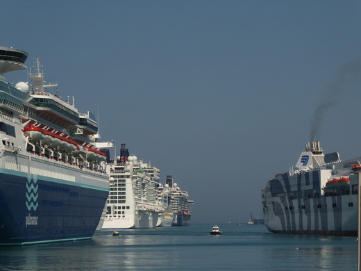 Rom Civitaveccia Hafen Küste Strand Rom Civitaveccia Hafen Küste Strand Hafenmole 2 Fähren  6 Schiffe + Starclipper 