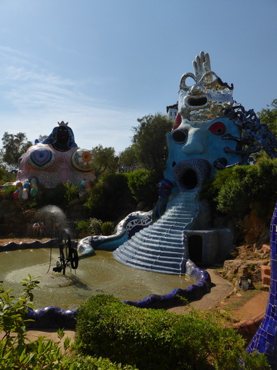 Giardino de Tarochi  Tarot Garten niki de saint Phalle nanas Capalbio 