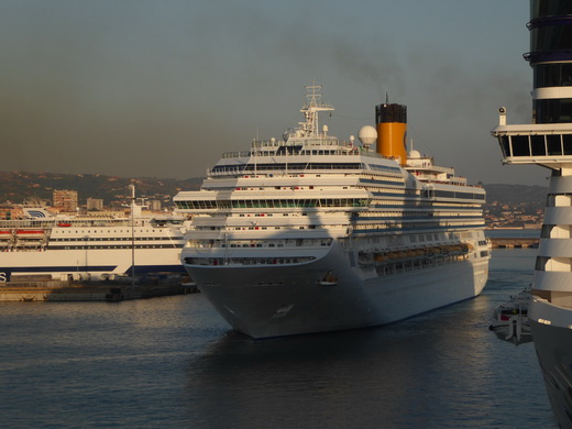   Rom Civitaveccia Hafen Küste Strand Rom Civitaveccia Hafen Küste Strand Hafenmole 2 Fähren  6 Schiffe + Starclipper 