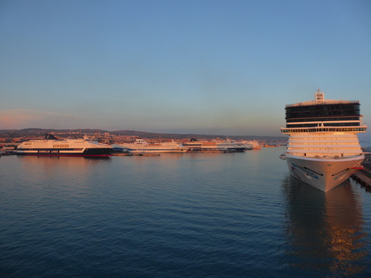   Rom Civitaveccia Hafen Küste Strand Rom Civitaveccia Hafen Küste Strand Hafenmole 2 Fähren  6 Schiffe + Starclipper 