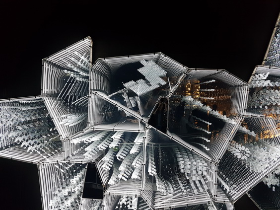  Kristallbaum mit 150.000 funkelnden Kristallen 