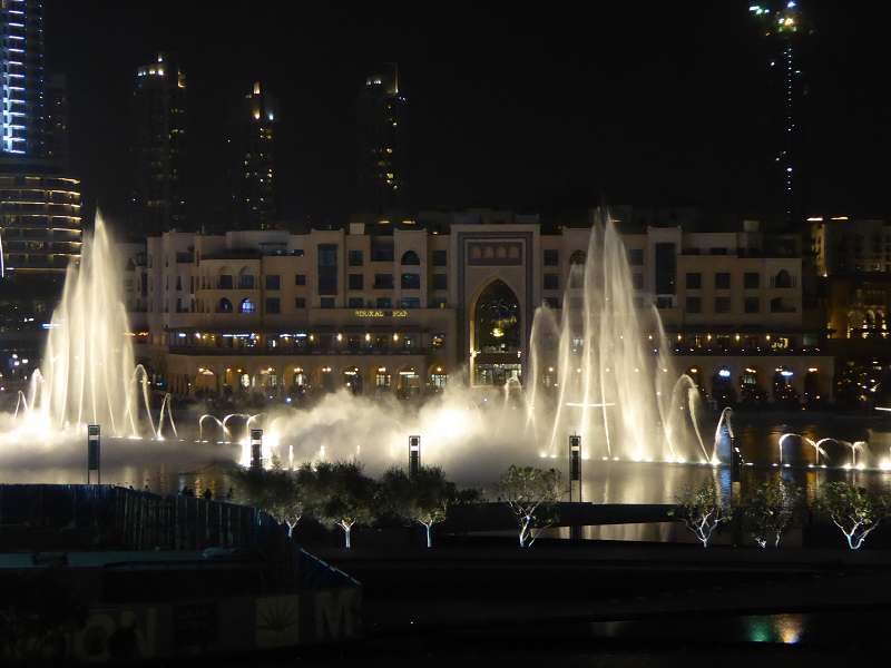 Armani Hotel im Burj Khalifa Blick auf Springbrunnen von der Terasse 