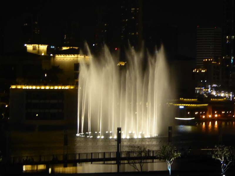 Armani Hotel im Burj Khalifa Blick auf Springbrunnen von der Terasse 