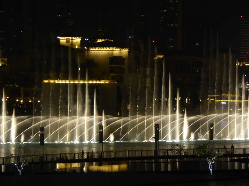 Armani Hotel im Burj Khalifa Blick auf Springbrunnen von der Terasse 