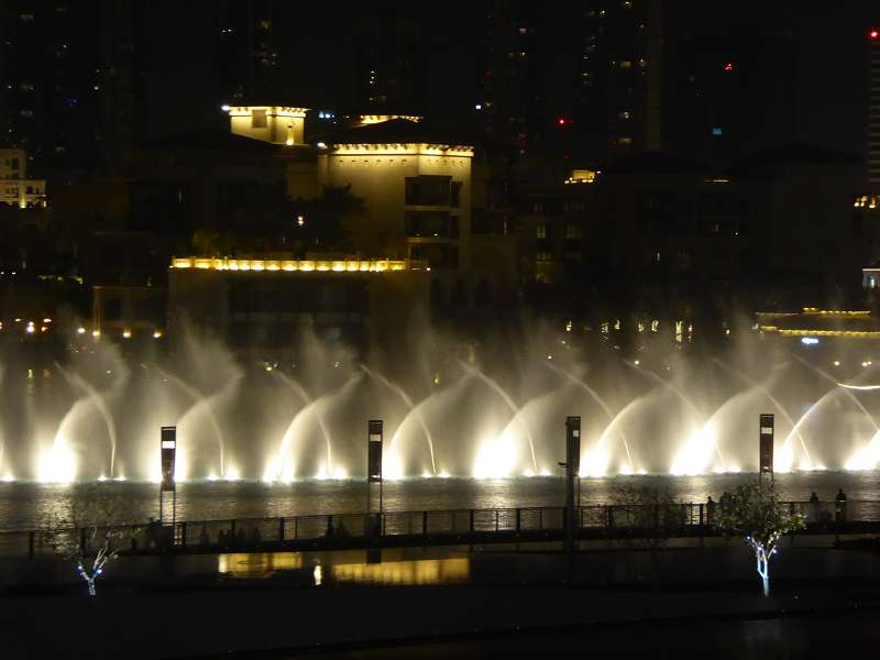 Armani Hotel im Burj Khalifa Blick auf Springbrunnen von der Terasse 