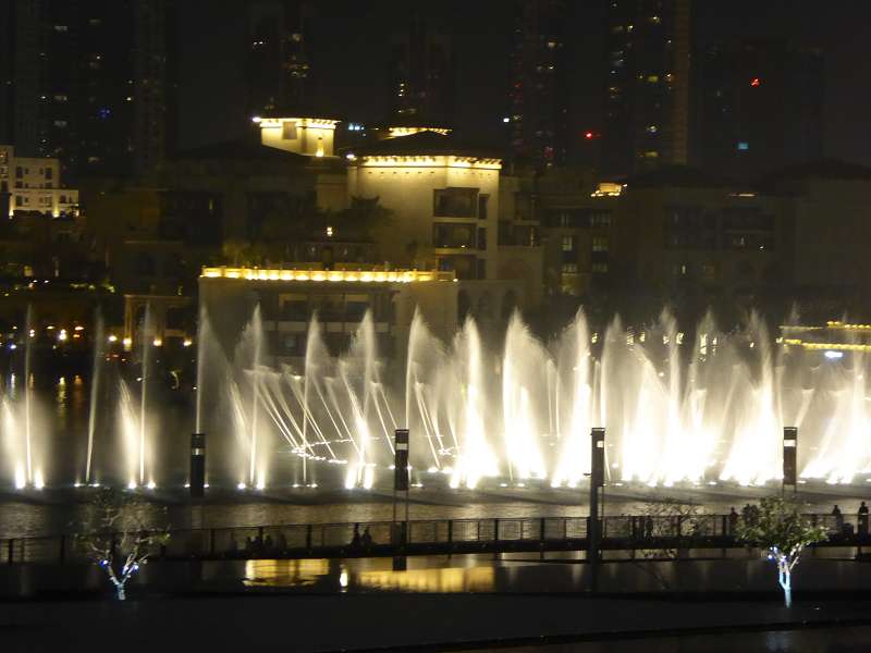 Armani Hotel im Burj Khalifa Blick auf Springbrunnen von der Terasse 