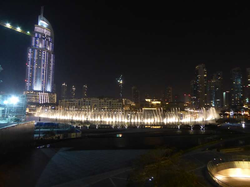 Armani Hotel im Burj Khalifa Blick auf Springbrunnen von der Terasse 