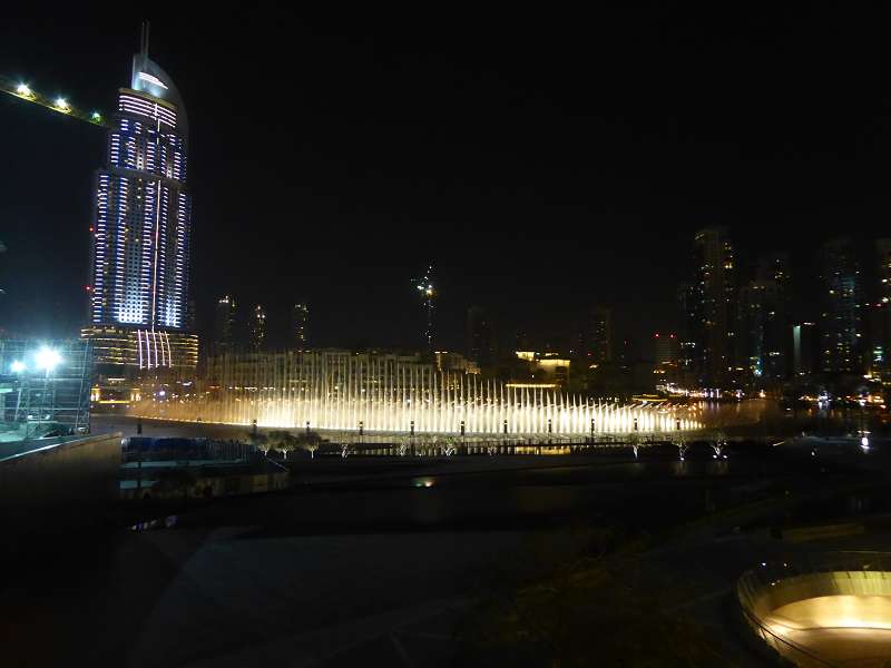 Armani Hotel im Burj Khalifa Blick auf Springbrunnen von der Terasse 