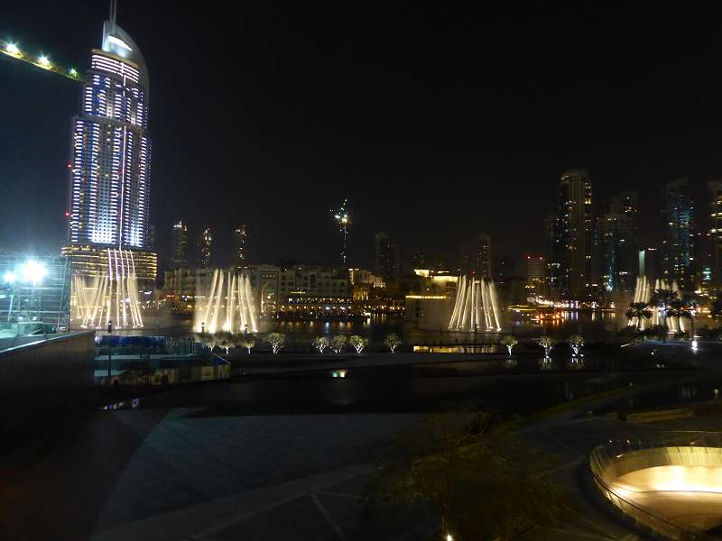 Armani Hotel im Burj Khalifa Blick auf Springbrunnen von der Terasse 