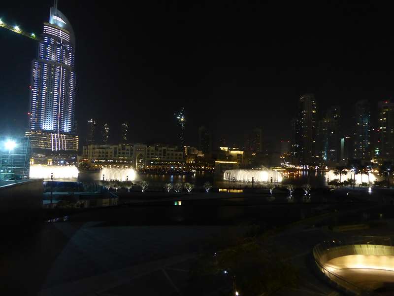 Armani Hotel im Burj Khalifa Blick auf Springbrunnen von der Terasse 